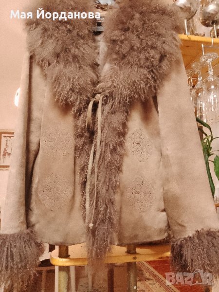 Цена 30 лв. Велурено яке с богата яка от лама., снимка 1