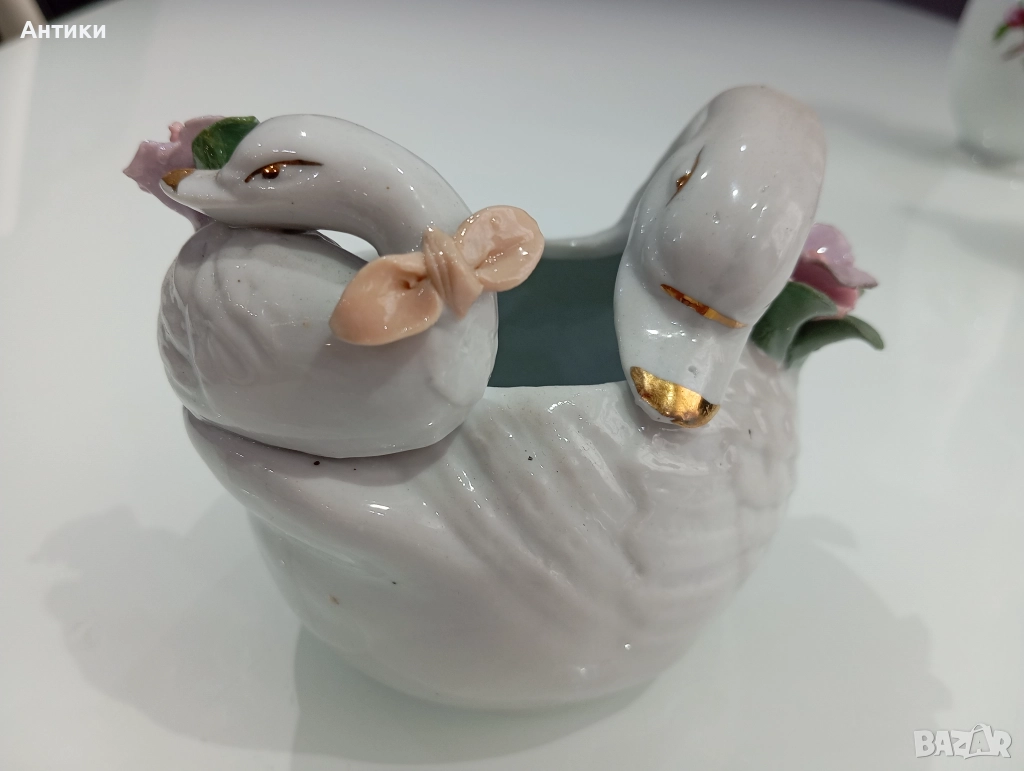 Порцеланова стара красива статуетка , снимка 1