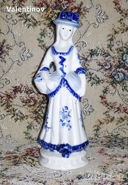 Старинна порцеланова статуетка , снимка 1
