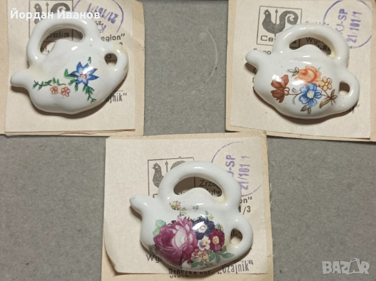 Старинни порцеланови брошки, снимка 1