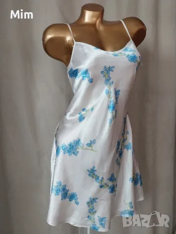 S Бяла сатенена нощница на сини цветя , снимка 4 - Нощници - 49187863