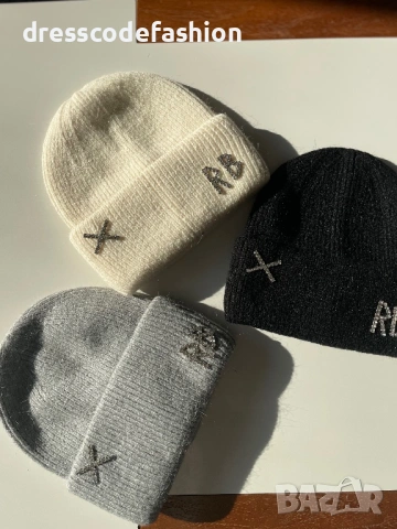 Зимни дамски шапки плетиво с камъни , снимка 2 - Шапки - 53175534