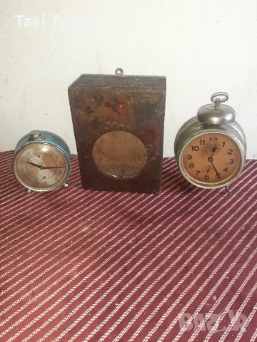 Стари будилници и кутия за часовник