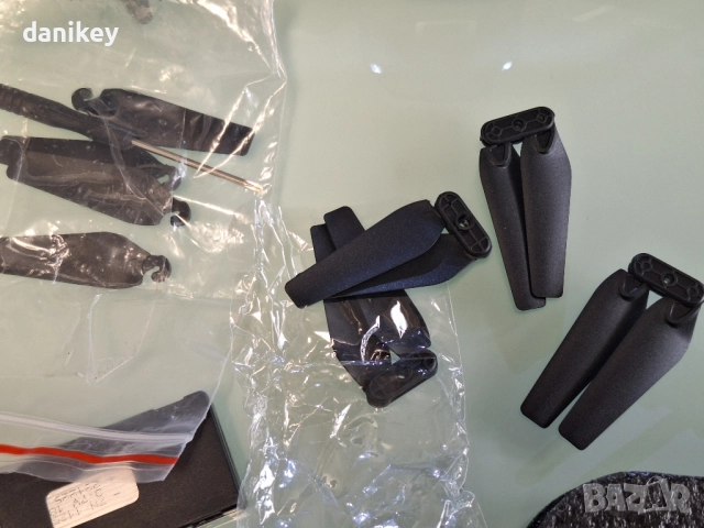 Дрон с двойна камера и WiFi 4 батерии и много резервни перки с проблем, снимка 5 - Електрически играчки - 52488470