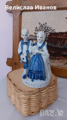 Порцеланова двойка на дама и кавалер в средновековен стил.Отлично състояние., снимка 5 - Колекции - 48083150
