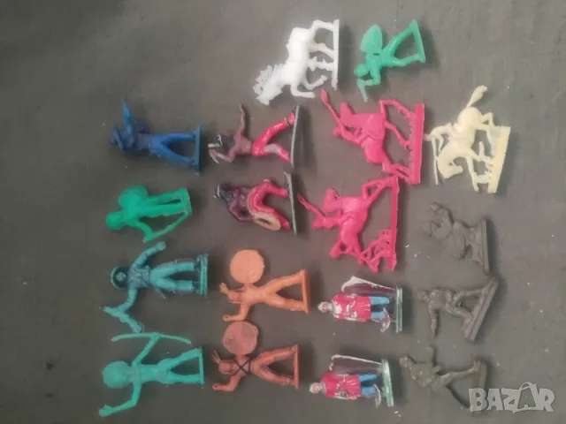 Продавам пластмасови войници , индианци ...