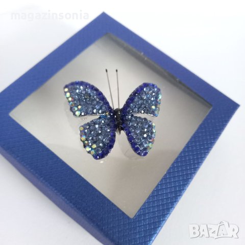 Прелестна брошка Синя пеперуда с блещукащи кристали в подаръчна кутийка, снимка 2 - Подаръци за жени - 43427603