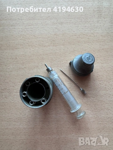 Винтидж стъклена спринцовка, игли и метален стерилизационен контейнер, снимка 2 - Други ценни предмети - 53251692