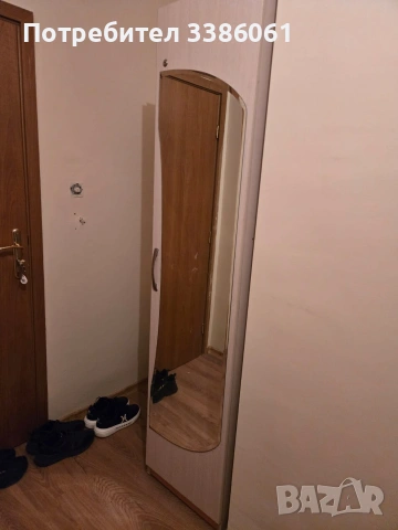 Заключващ се шкаф с огледало и много рафтове