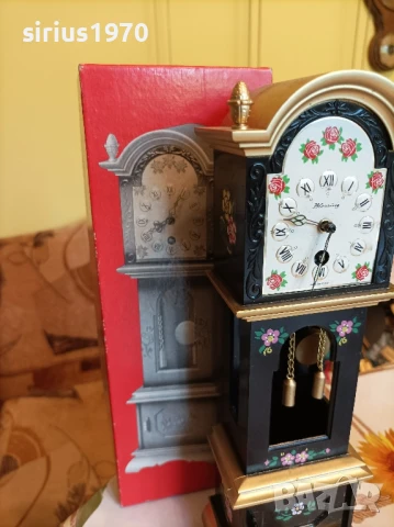 източно германски паркетен малък часовник работещ