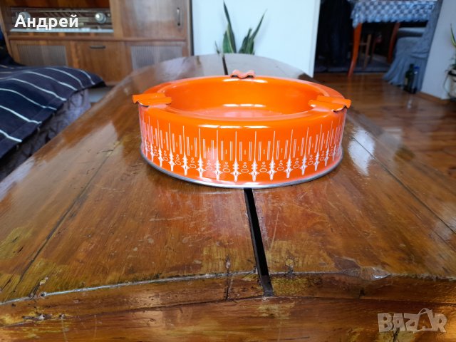 Стар емайлиран пепелник