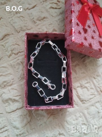 Масивна, сребърна гривна верижна плетка. В подаръчна кутия.