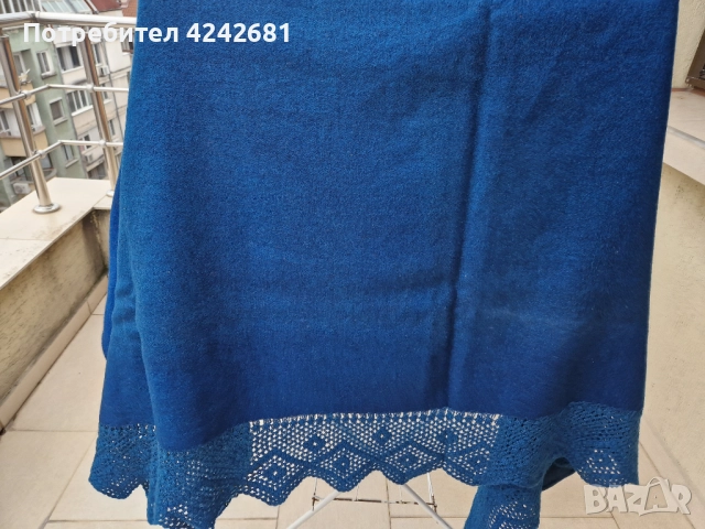 Тъмно синя вълнена покривка за легло