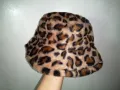 Дамска пухкава шапка с леопардов принт, снимка 13