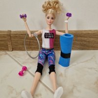 Дървена къща за кукли с кукли и аксесоари  Barbie, снимка 2 - Кукли - 43908519