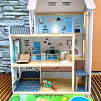 Чисто нова сглобена дървена къща за кукли на три етажа с асансьор с който може детето да качва кукли, снимка 3 - Образователни игри - 44896325