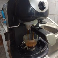 Кафемашина Делонги с ръкохватка с крема диск, работи отлично и прави хубаво кафе с каймак , снимка 1 - Кафемашини - 43129686