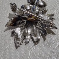 Сребърна брошка с перла от Mikimoto (Япония), снимка 8 - Колиета, медальони, синджири - 43256186