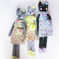 Плетени играчки, котенца с рокли и чанти, играчки за деца, коледен подарък за дете, ръчна изработка, снимка 2 - Плюшени играчки - 43142447