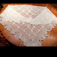 Дамски плетен шал бял триъгълен , снимка 2 - Шалове - 39325815