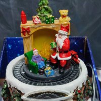 Коледна вълшебна сцена - Дядо Коледа-Светеща и музикална, снимка 3 - Декорация за дома - 43265943