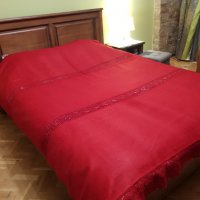 Продавам вълнена тъмно червена покривка за легло с ръчно плетена дантела  , снимка 1 - Покривки за легло - 35041732