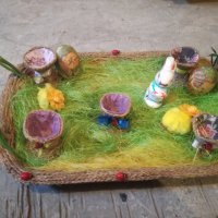 Продавам Великденска кошничка с поставки за яйчицата, снимка 1 - Декорация за дома - 44036820