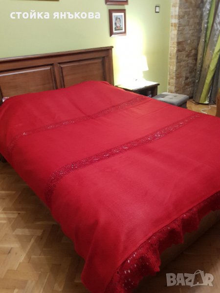 Продавам вълнена тъмно червена покривка за легло с ръчно плетена дантела  , снимка 1