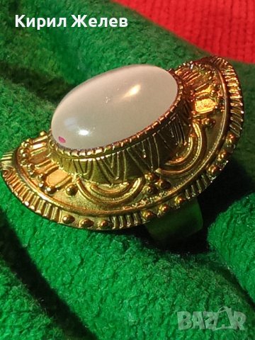 ПОЗЛАТЕН РЕТРО АРТ ПРЪСТЕН с ГОЛЯМ ПОЛИРАН ЛУНЕН КАМЪК с ЕФЕКТ КОТЕШКО ОКО 17092