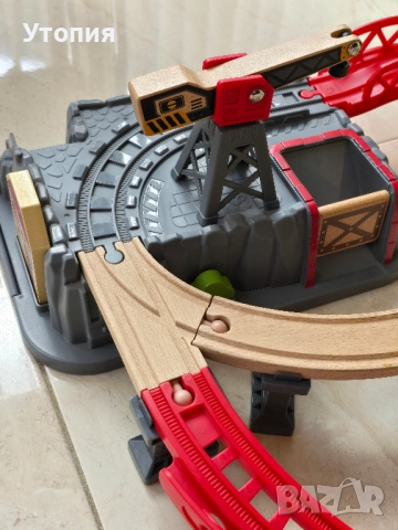 Комплект дървена писта "Hape", снимка 3 - Коли, камиони, мотори, писти - 52554237