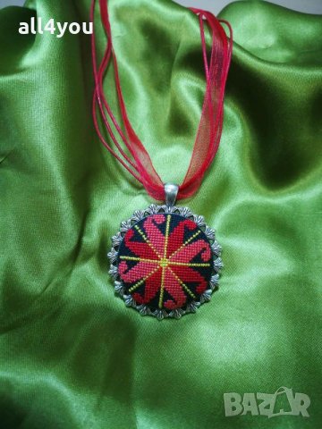 Ръчно бродирани гривни и колиета , снимка 11 - Колиета, медальони, синджири - 28522383