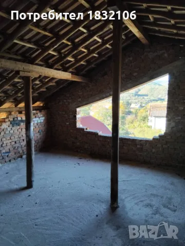 Просторна триетажна  къща, снимка 12 - Къщи - 47447505