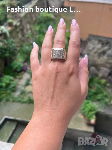 Голям златист пръстен с блестящи камъчета без нито едно липсващо! ❤️