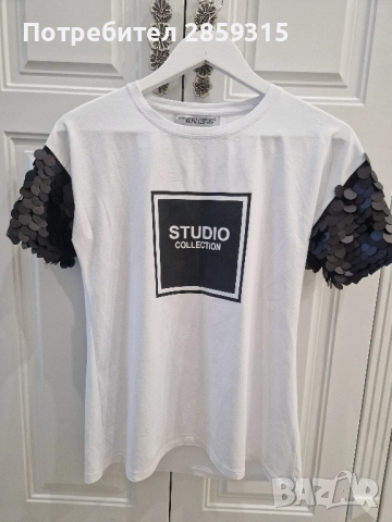 Спортно-елегантна дамска тениска - бяла с черна щампа и пайети, размер S, снимка 3 - Тениски - 52155903