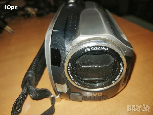 Продавам видео камера  JVC GZ-MG330 30 GB Hard Disk Drive, 35x оптичен зум, снимка 2 - Камери - 43717647