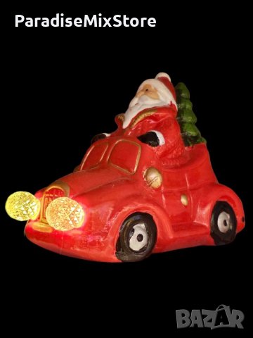 Коледна декорация Дядо Коледа с червена кола и светещи фарове 