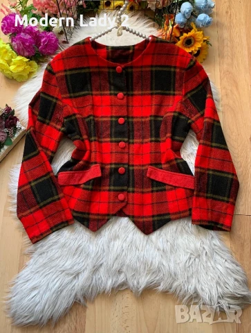 Карирано червено сако