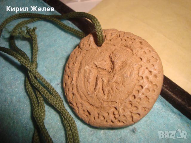 ГЛИНЕН АРТ МЕДАЛЬОН РЪЧНО ИЗРАБОТЕН и ОРНАМЕНТИРАН с ШНУРЧЕ НАТУРАЛНА ГЛИНА УНИКАТ 75221, снимка 3 - Колиета, медальони, синджири - 35526785