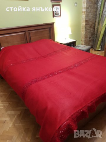 Продавам вълнена тъмно червена покривка за легло с ръчно плетена дантела  