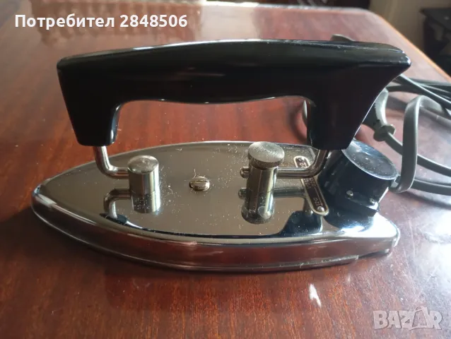 Продавам работеща ретро мини    туристическа     ютия . Произведена в Германия.