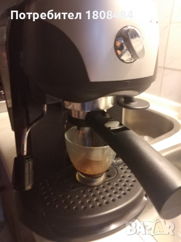 Кафе машина Делонги с ръкохватка с крема диск, работи перфектно и прави страхотно кафе с каймак , снимка 1 - Кафемашини - 36415438