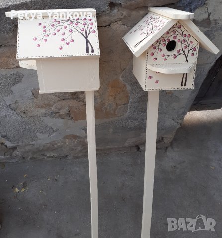 рисувани дървени къщички за птици със стойка