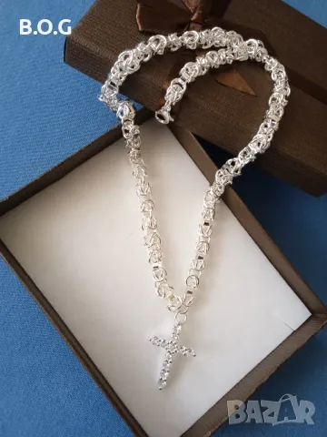 Нов, масивен сребърен ланец с кръст. В подаръна кутия.