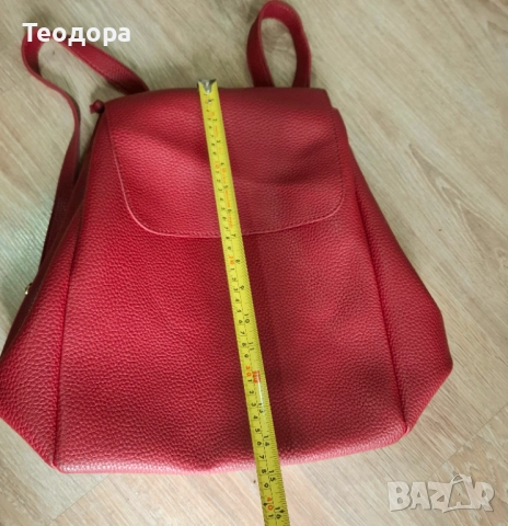 Червена кожена раничка