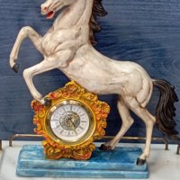 Часовник с фигура на кон, снимка 1 - Други ценни предмети - 38781758