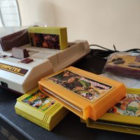 NES конзола Lehuai с 2000 вградени класически игри и опция за подкарване на дискети/касетки, снимка 2 - Други игри и конзоли - 43492098