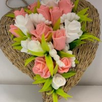 цветя от ароматен глицеринов сапун и Българска роза , снимка 14 - Изкуствени цветя - 43389701