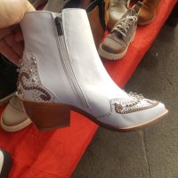 Обувки, снимка 1 - Дамски боти - 42968985