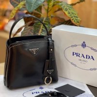 Дамска чанта Prada, снимка 1 - Чанти - 32352527