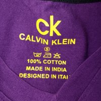 Calvin Klein S,M- Оригинална лилава тениска с щампи в жълто, снимка 4 - Тениски - 37734066